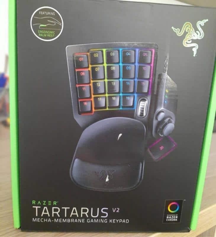 Razer Tartarus V2 Package on desk